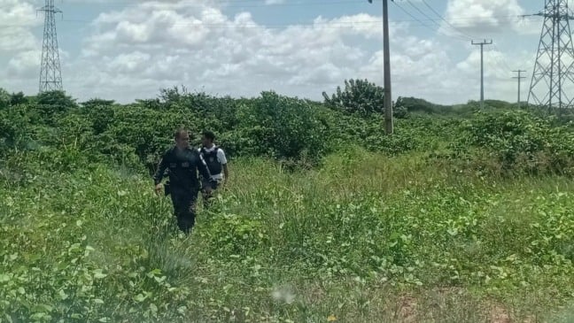 Trio que respondia por violência doméstica escapou da delegacia de Cachoeira do Arari; um deles foi recapturado no bairro do Choque e os demais seguem foragidos.