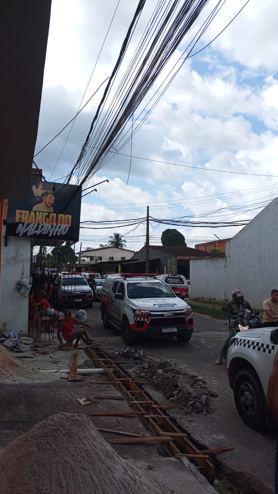Um investigador da Polícia Civil foi baleado durante uma tentativa de assalto no Conjunto Maguari, bairro do Coqueiro, na zona metropolitana da capital paraense.