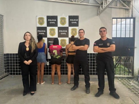A vítima, uma mulher de 23 anos, foi brutalmente atacada pelo trio com golpes de garrafa e faca, atingida nas costas e no pescoço