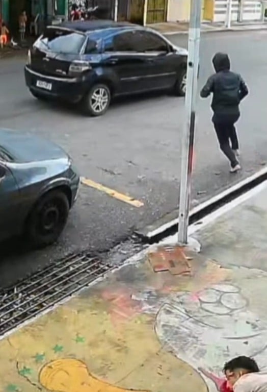 Os primeiros levantamentos indicam que ele poderia não ser o alvo real, e sim o irmão, que teria características físicas semelhantes. Apesar dessa hipótese, nenhuma linha de investigação está descartada.