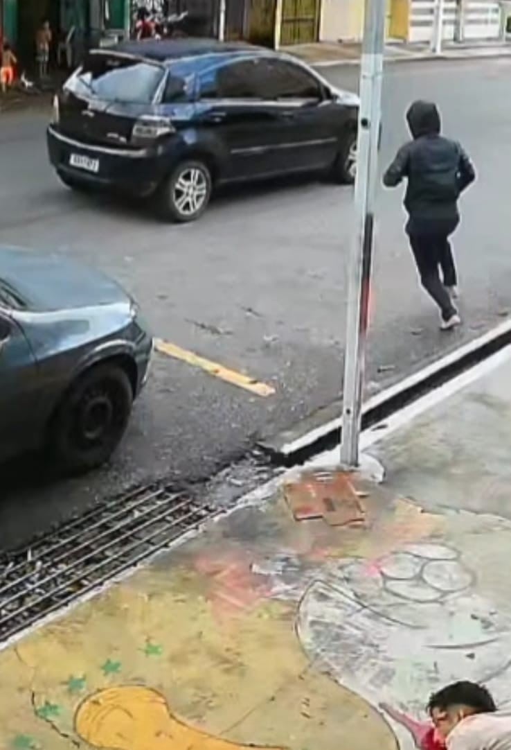 Os primeiros levantamentos indicam que ele poderia não ser o alvo real, e sim o irmão, que teria características físicas semelhantes. Apesar dessa hipótese, nenhuma linha de investigação está descartada.
