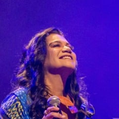 A voz que une força e suavidade, da cantora paraense Simone Almeida, volta a emocionar o público no lançamento do EP Leve, seu mais recente trabalho.