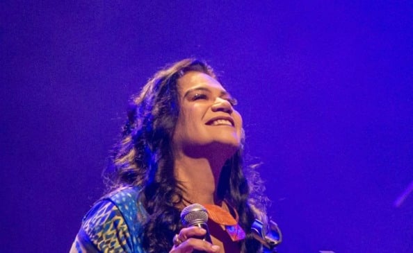 A voz que une força e suavidade, da cantora paraense Simone Almeida, volta a emocionar o público no lançamento do EP Leve, seu mais recente trabalho.