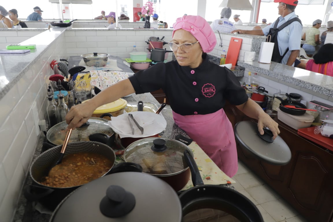 Kátia Melo, que trabalha há 27 anos no ramo de alimentação, diz que não sentiu a baixa nos preços.
Foto Celso Rodrigues