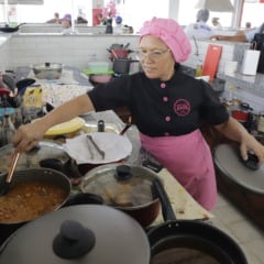 Kátia Melo, que trabalha há 27 anos no ramo de alimentação, diz que não sentiu a baixa nos preços.
Foto Celso Rodrigues
