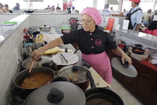 Kátia Melo, que trabalha há 27 anos no ramo de alimentação, diz que não sentiu a baixa nos preços.
Foto Celso Rodrigues