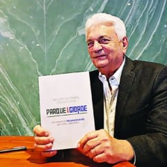 O evento ocorreu no Palácio da Cabanagem, sede da Assembleia Legislativa, e contou com a presença de políticos, autoridades públicas e amigos do homenageado.