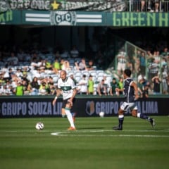 Remo empata com o líder Coritiba em jogo polêmico no Couto Pereira