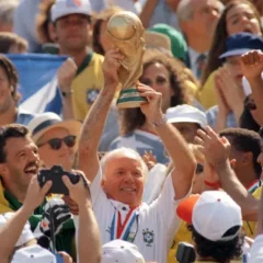 Zagallo ergue a taça da Copa do Mundo em 1994 Oliver Multhaup - Getty Images