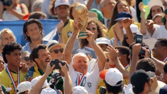 Zagallo ergue a taça da Copa do Mundo em 1994 Oliver Multhaup - Getty Images