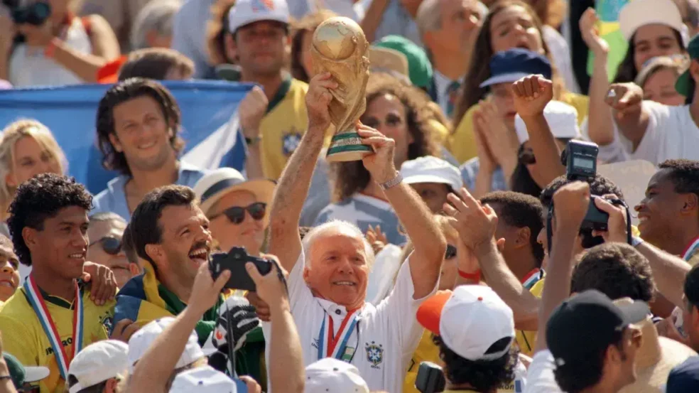Zagallo ergue a taça da Copa do Mundo em 1994 Oliver Multhaup - Getty Images