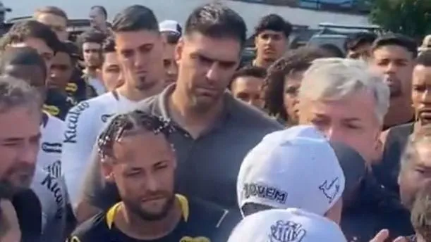 Torcedores da organizada Sangue Jovem invadiram o CT Rei Pelé na tarde desta terça-feira (19), durante a reapresentação do elenco do Santos. Doto: Reprodução