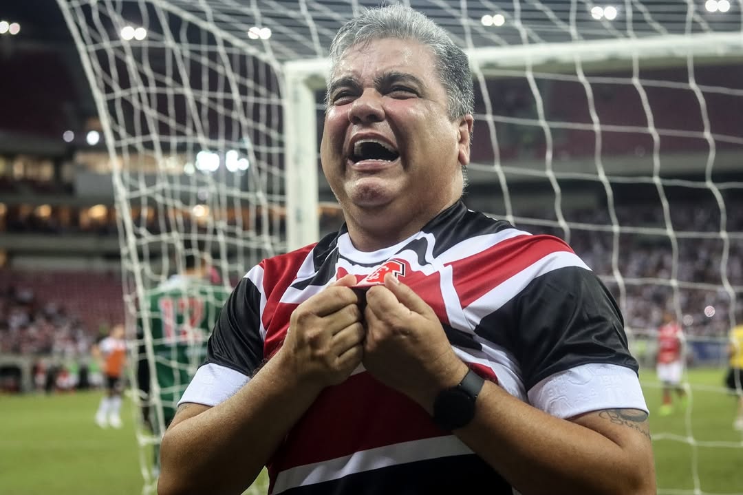 Técnico Marcelo Cabo se emocionou com classificação do Santa Cruz Créditos: Divulgação / Santa Cruz