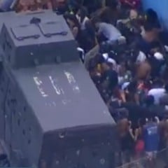 Nas imagens, é possível ver a multidão retirando diversos itens da carga em meio a gritos e correria, mesmo com a presença dos policiais no local.