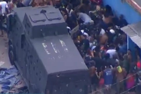 Nas imagens, é possível ver a multidão retirando diversos itens da carga em meio a gritos e correria, mesmo com a presença dos policiais no local.