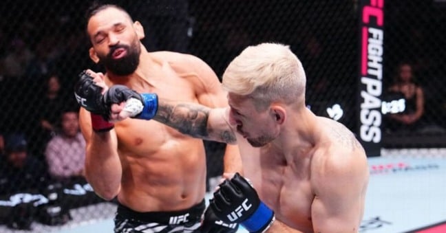 Kyle Daukaus acerta soco em Michel Pereira durante o UFC Xangai Jeff Bottari/Zuffa LLC