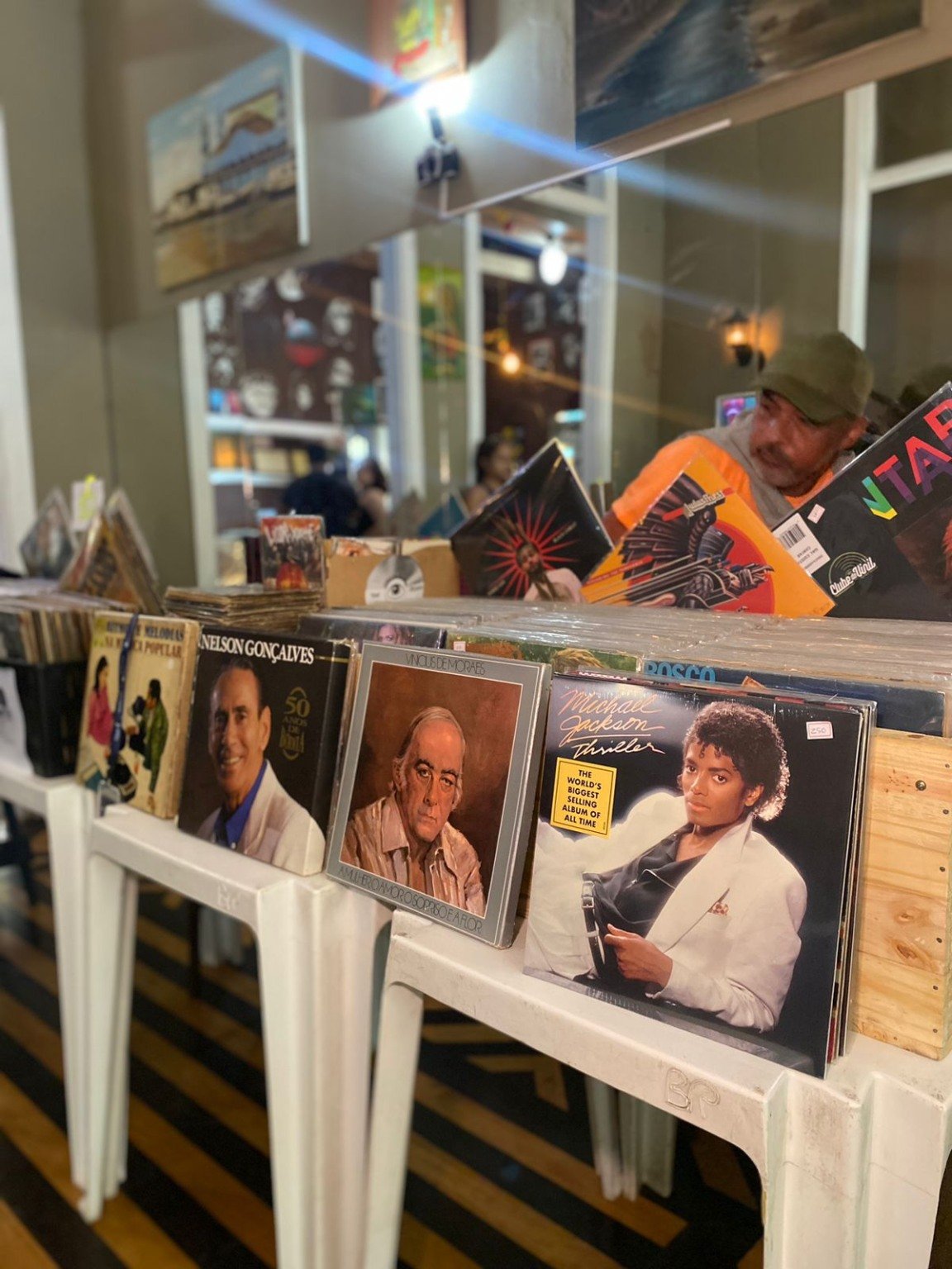 Na oportunidade, os amantes de boa música e colecionadores, terão acesso a um  acervo único, um verdadeiro passeio pelos ritmos brasileiros e também clássicos internacionais.