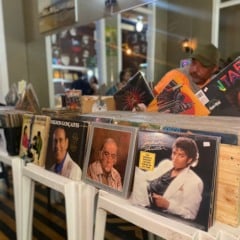 Na oportunidade, os amantes de boa música e colecionadores, terão acesso a um  acervo único, um verdadeiro passeio pelos ritmos brasileiros e também clássicos internacionais.