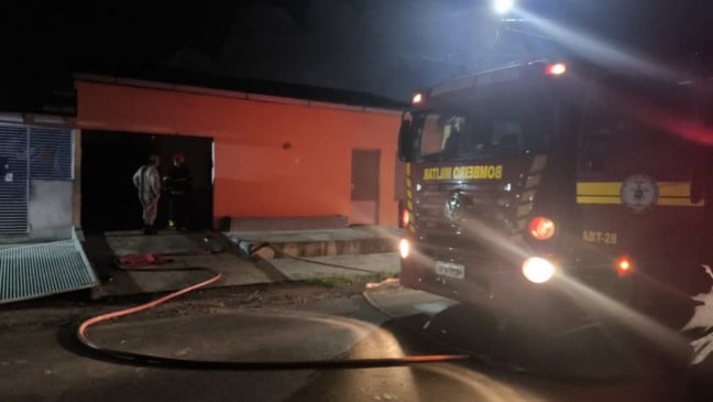 Na madrugada de terça-feira (12), a casa de um homem acusado de ter cometido um crime de homicídio foi incendiada na periferia da cidade de Castanhal
