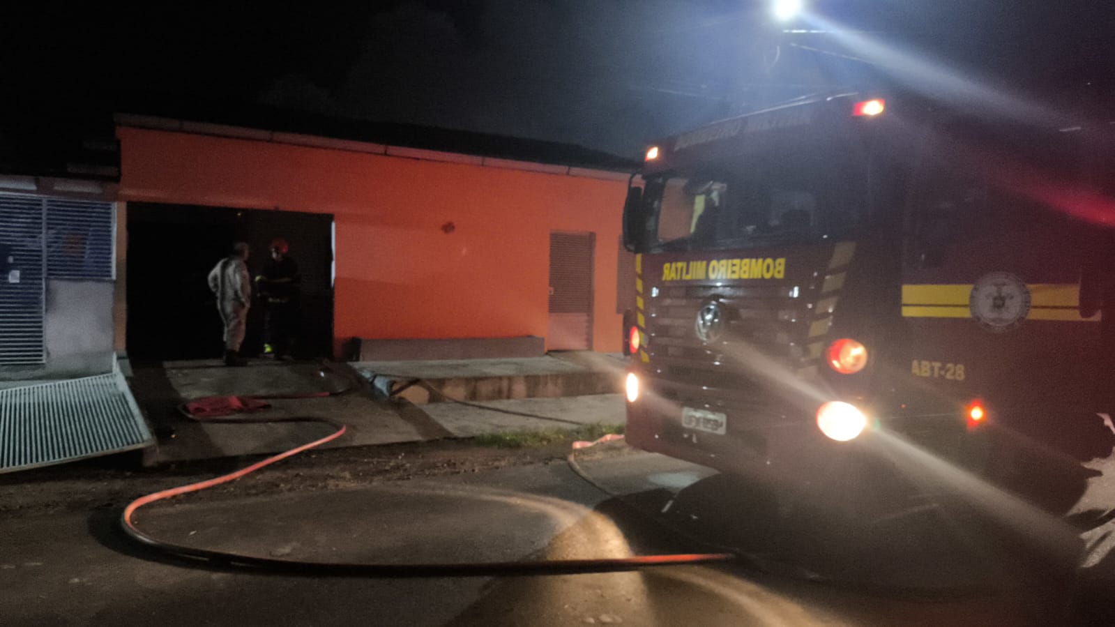 Na madrugada de terça-feira (12), a casa de um homem acusado de ter cometido um crime de homicídio foi incendiada na periferia da cidade de Castanhal
