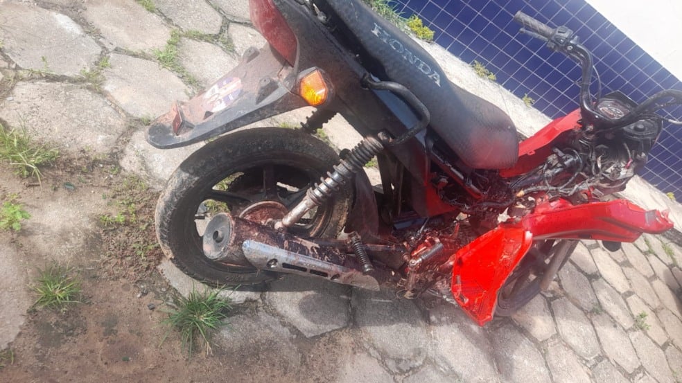 Dois homens, suspeitos de envolvimento no roubo de uma motocicleta, foram mortos durante uma troca de tiros com policiais militares.
