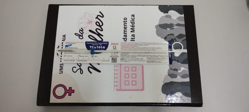 O DIU possui aproximadamente 3 cm de comprimento, é flexível e possui um formato de “T”.