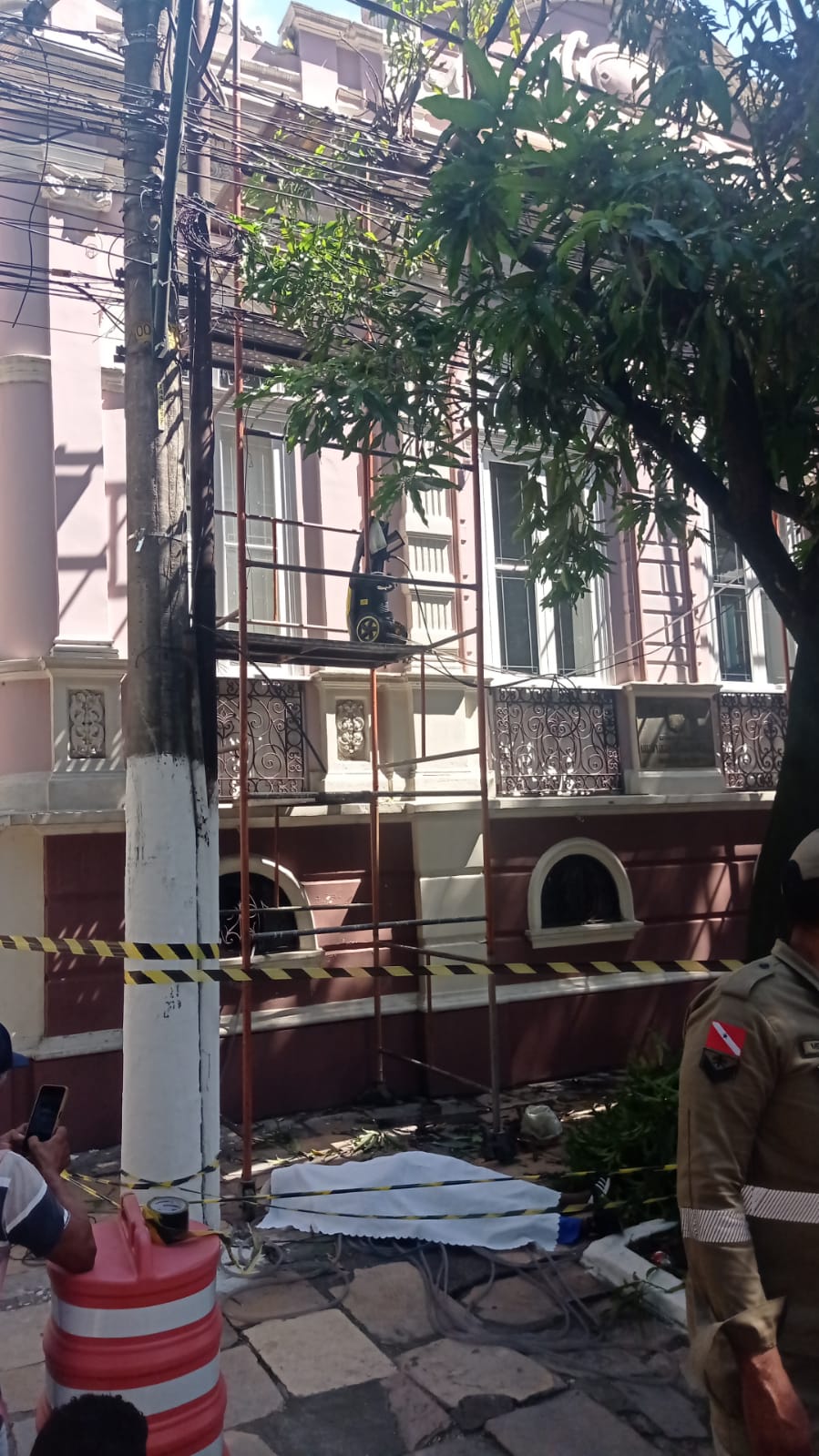 Homem morre eletrocutado enquanto trabalhava em obra na Avenida Nazaré, em Belém