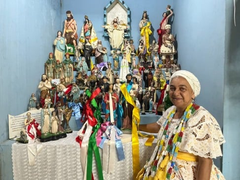 Liderado apenas por mulheres e tombado como patrimônio, o Terreiro de Mina Dois Irmãos resiste há mais de um século e sua história ancestral agora conquista o sambódromo. Conheça a programação de aniversário.