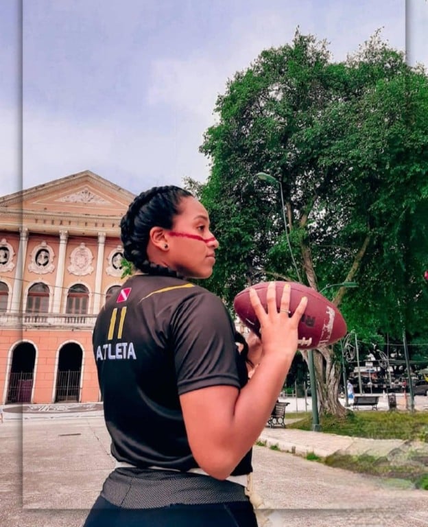 Foi nas redes sociais que Ester Assunção, atleta e entusiasta do Flag Football (variante do tradicional F.A.), descobriu esse universo fascinante