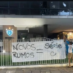 Torcedores do Paysandu protestam contra diretoria após má fase na Série B