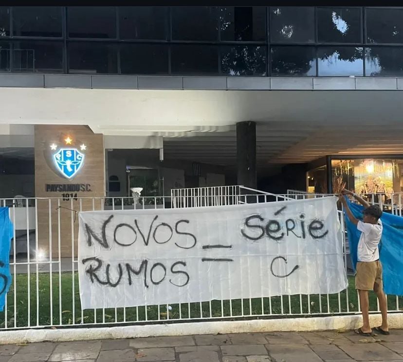 Torcedores do Paysandu protestam contra diretoria após má fase na Série B