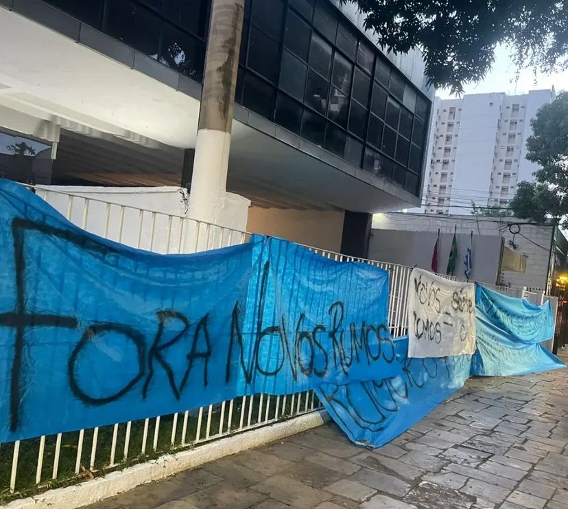 Faixas na sede social do Paysandu pedem saída da diretoria após má fase no clube