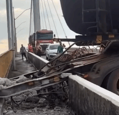 O basculante de uma carreta se desprendeu e caiu na estrutura da ponte, no fim da tarde desta segunda-feira (11). FOTO: Divulgação