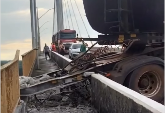 O basculante de uma carreta se desprendeu e caiu na estrutura da ponte, no fim da tarde desta segunda-feira (11). FOTO: Divulgação O basculante de uma carreta se desprendeu e caiu na estrutura da ponte, no fim da tarde desta segunda-feira (11). FOTO: Divulgação