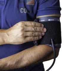 Compreender a diferença entre hipertensão (pressão alta) e hipotensão (pressão baixa) é essencial para reconhecer sinais de alerta e buscar tratamento adequado.
