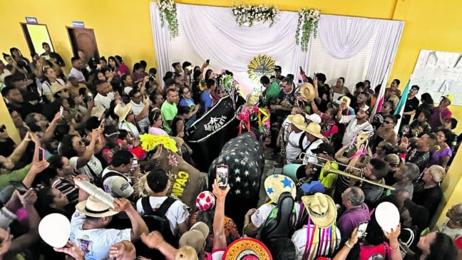 Cortejo fúnebre chegou de balsa ao município marajoara (1), percorreu as ruas em carro do Corpo de Bombeiros (2), até o velório na Câmara Municipal (3), onde o mestre recebeu homenagens de grupos folclóricos (4). O sepultamento ocorre na manhã desta quinta-feira. FOTOS: BRUNO NAVARRO/DIVULGAÇÃO

