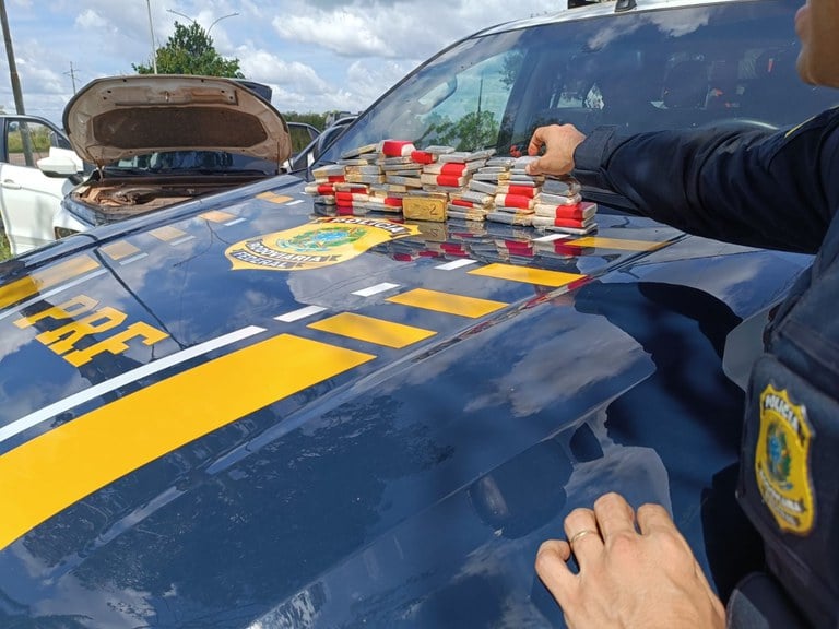 A Polícia Rodoviária Federal (PRF) apreendeu, na tarde desta quarta-feira (6), cerca de 40 kg de ouro maciço em uma caminhonete na BR-230 (Transamazônica)