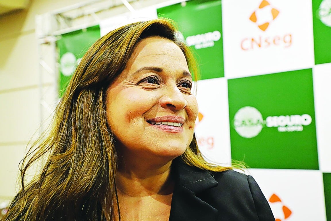 O setor de seguros é fundamental para enfrentar as mudanças climáticas, pois incentiva a transição para energias mais limpas e auxilia na gestão dos riscos e impactos de eventos climáticos extremos.