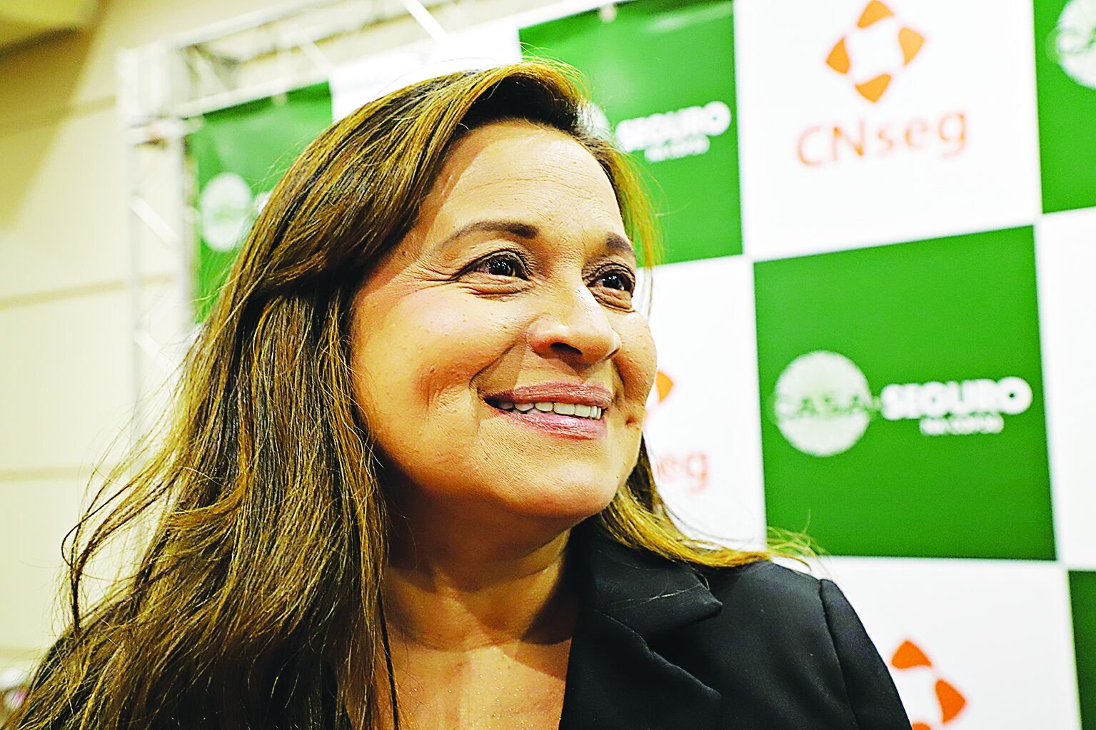 O setor de seguros é fundamental para enfrentar as mudanças climáticas, pois incentiva a transição para energias mais limpas e auxilia na gestão dos riscos e impactos de eventos climáticos extremos.
