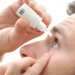 Desenvolvida pela biofarmacêutica LENZ Therapeutics, a solução oferece uma alternativa não invasiva e temporária, com ação que pode durar até 10 horas.