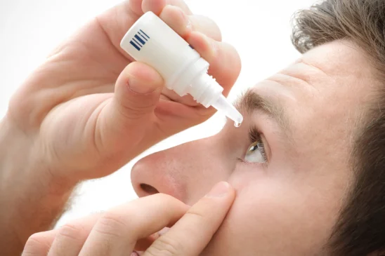 Desenvolvida pela biofarmacêutica LENZ Therapeutics, a solução oferece uma alternativa não invasiva e temporária, com ação que pode durar até 10 horas.