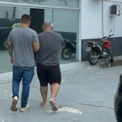 A extorsão sexual ocorre quando o criminoso, após obter imagens íntimas ou sexuais da vítima, ameaça divulgar o material caso não receba vantagens financeiras.