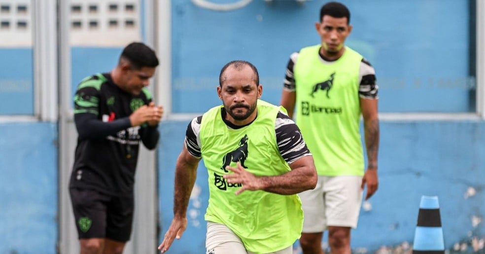 Edinho quer mostrar que tem vaga no time - Foto: Jorge Luis Totti/PSC