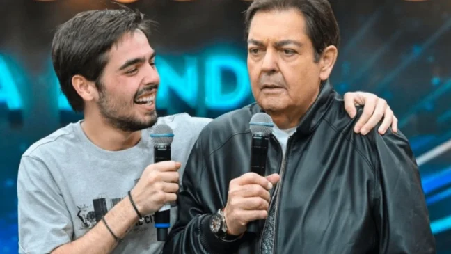 João Silva, filho de Faustão, usou as redes sociais para responder ao médico Elisiário Júnior, que declarou em um podcast que o apresentador teria "chances mínimas" de sobrevivência. 