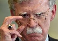 FBI faz buscas na casa do ex-conselheiro de segurança nacional de Trump