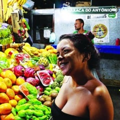 Gabriele Alves trabalha com venda de frutas e conta que o perfil do consumidor muda no antigo horário da xêpa 
Foto: Mauro Ângelo/ Diário do Pará.