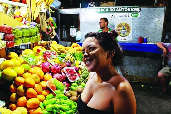 Gabriele Alves trabalha com venda de frutas e conta que o perfil do consumidor muda no antigo horário da xêpa 
Foto: Mauro Ângelo/ Diário do Pará.