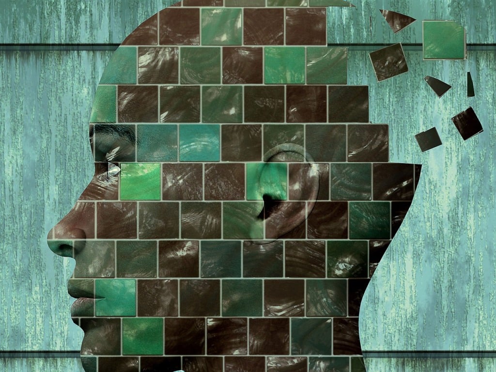Expressão comum em discussões e argumentos, a frase esconde muito mais do que cortesia — e revela intenções, tensões e até tentativas de controle emocional