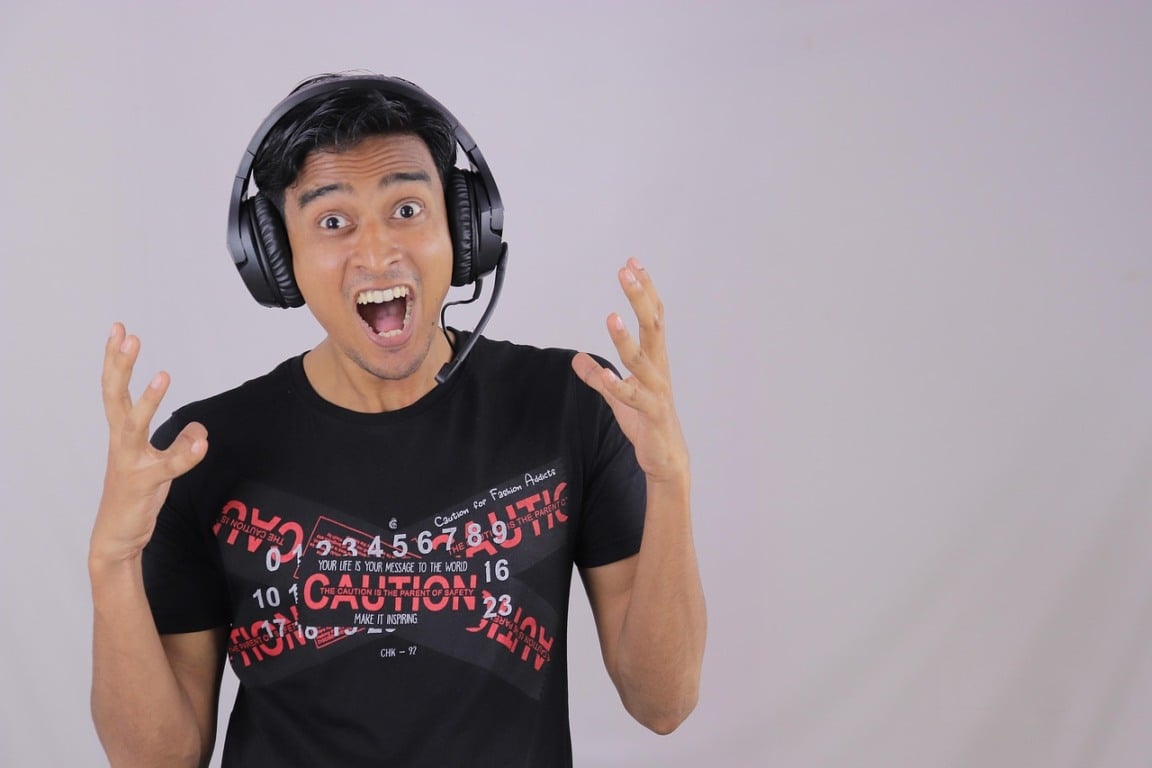 Pessoas que usam fones o tempo todo, mesmo sem música tocando, podem estar tentando se isolar emocionalmente do ambiente.