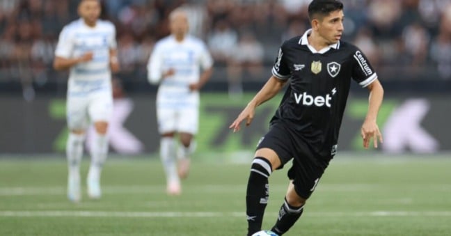 O Botafogo enviou uma notificação formal ao Lyon no dia 18 de julho confirmando a venda do jogador Savarino ao clube francês em março